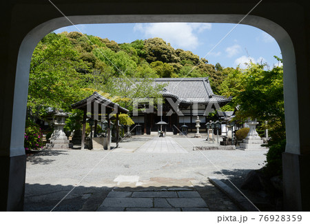 根来寺　鐘楼門から境内を望む　和歌山県岩出市 76928359