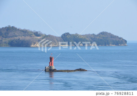 瀬戸内海・赤い灯台(伯方島/愛媛県今治市伯方町) 瀬戸内海・赤い灯台(伯方島/愛媛県今治市伯方町) 76928811