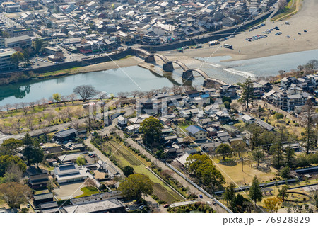 山口県岩国市 山頂の岩国城からの錦帯橋の眺め 山口県岩国市 山頂の岩国城からの錦帯橋の眺め 76928829