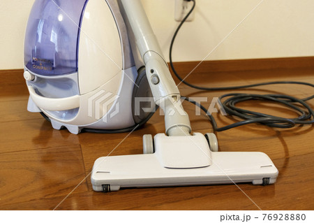 床に置かれた掃除機 76928880