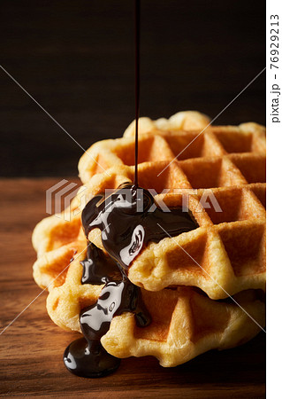ワッフルにチョコレートソースをかける ワッフルにチョコレートソースをかける 76929213