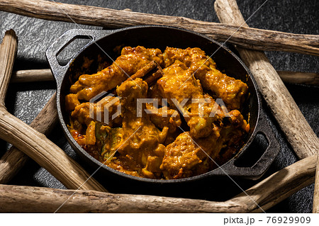 チキンカレー　Asian style very spicy chicken curry  76929909