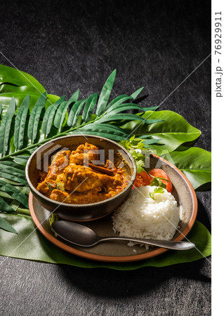 チキンカレー　Asian style very spicy chicken curry  76929911