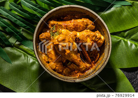 チキンカレー　Asian style very spicy chicken curry  76929914