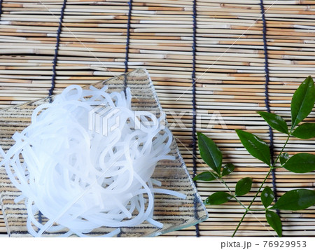 真っ白で新鮮な食材 マロニー 76929953