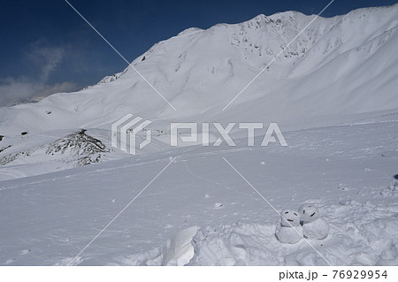《富山県、立山黒部》立山連峰と可愛い雪だるま 76929954