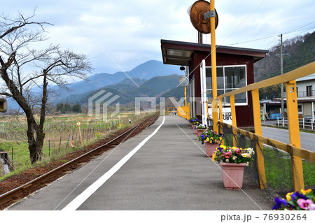 無人駅の風景 76930264