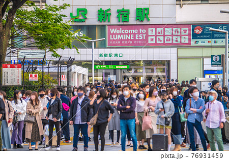 日本の東京都市景観　解除後、新宿駅（東口）には、多くの人出。再び感染爆発。変異株の脅威が…＝4月3日 76931459