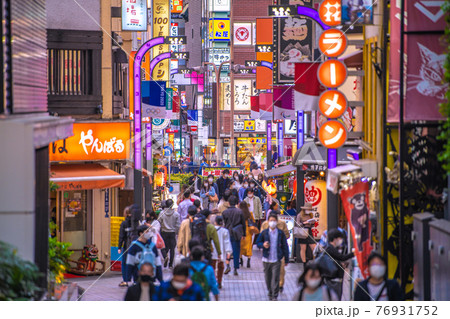 日本の東京都市景観　解除後、モア3番街には、多くの人出。再び感染爆発。変異株の脅威が…＝4月3日 76931752