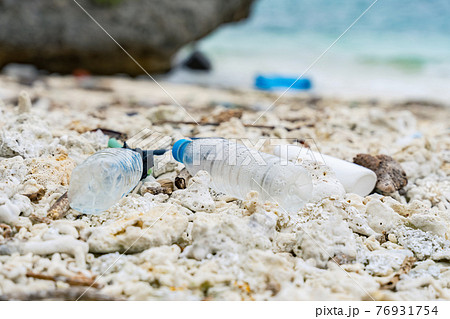 砂浜に打ち上げられたペットボトル　海洋ごみ問題　環境破壊イメージ 76931754