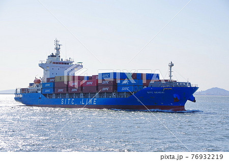 大阪港に西日をあびて入港するコンテナ船 大阪港に西日をあびて入港するコンテナ船 76932219