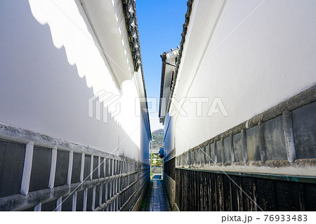 江戸時代にタイムスリップしたような 旧山陽道矢掛宿の伝統的町並み/家並（大高草小路） 76933483