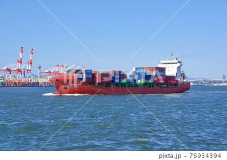 大阪港を白波を立てて出港する赤いコンテナ船 76934394