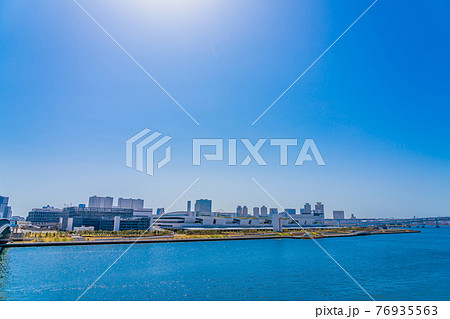 東京の都市風景 豊洲大橋から豊洲市場方面 76935563