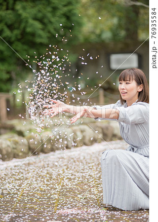 花びらを撒く綺麗な女性 花びらを撒く綺麗な女性 76935584
