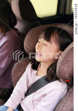 助手席に取り付けたジュニアシートに座って眠る女の子 助手席に取り付けたジュニアシートに座って眠る女の子 76935618