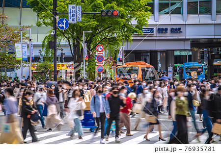 日本の東京都市景観　解除後、渋谷には、変わらず多くの人出。再び感染爆発。変異株の脅威が…＝4月3日 76935781