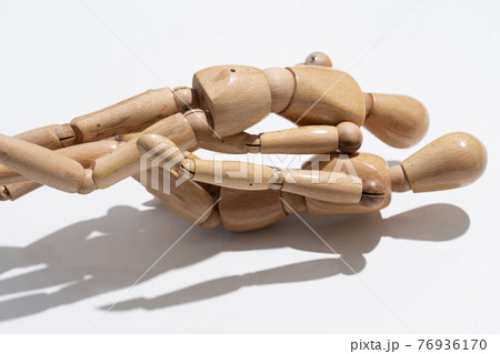 木製の人形 76936170