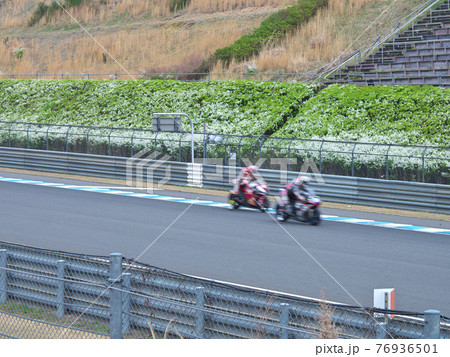 バイクレース　ブレーキング 76936501