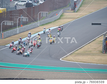 バイクレース　スタート直後　コーナー進入 76936509