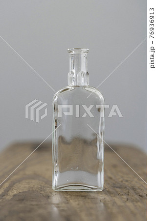 ガラス瓶 アンティークの写真素材 [76936913] - PIXTA