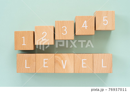 レベル｜「LEVEL」「12345」と書かれた積み木ブロック 76937011