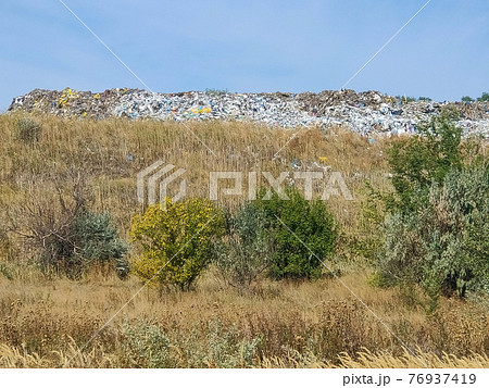 Hill of diverse domestic garbage in landfill Hill of diverse domestic garbage in landfill 76937419