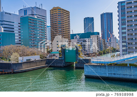 東京の都市風景 浜前水門 76938998
