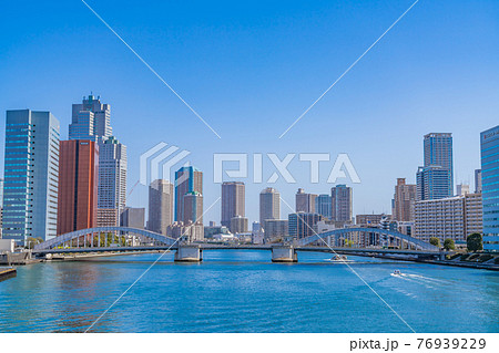 日本の都市風景 築地大橋から明石町、月島方面高層ビル群 76939229