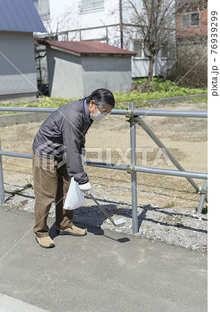 ゴミ拾いをするシニア男性 ゴミ拾いをするシニア男性 76939299