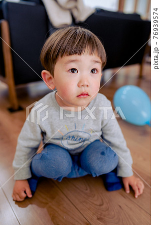 イヤイヤ期の男の子 イヤイヤ期の男の子 76939574