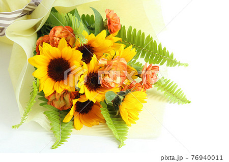 ひまわりの花束の写真素材