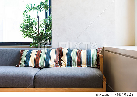 リビング　ソファー　日中　 76940528