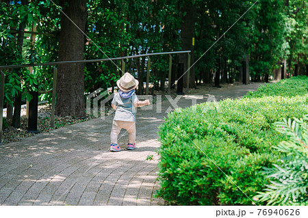 歩く子供 後ろ姿の写真素材