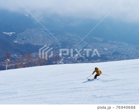 白馬八方尾根スキー場　黒菱ゲレンデを滑るスキーヤー 76940688