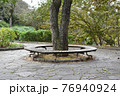 公園のベンチ 76940924