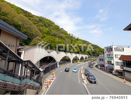 湯本は強羅行き登山電車の始発駅であるが、早川の景観に恵まれた景勝地でもある 76940955