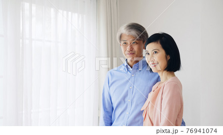 笑顔のシニア夫婦 76941074