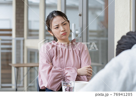 カフェで喧嘩するカップル 76941205