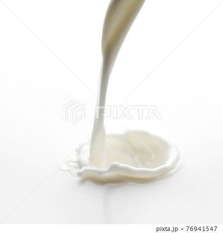 Pouring milk splash 76941547