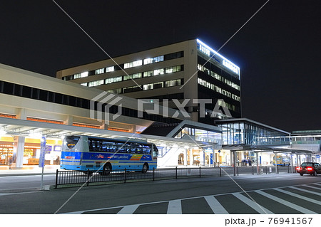 大阪国際空港ターミナルの夜景 76941567