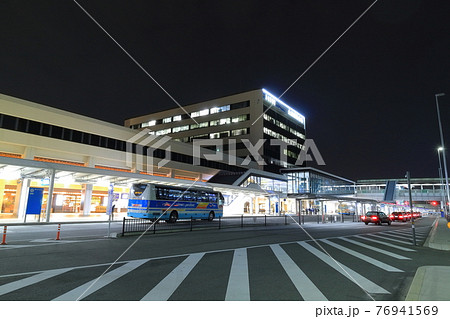 大阪国際空港ターミナルの夜景 76941569
