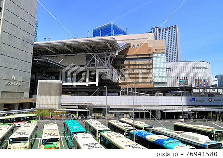 【大阪府】晴天下のJR大阪駅 76941580