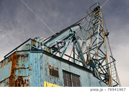 古いクレーン-1 76941967