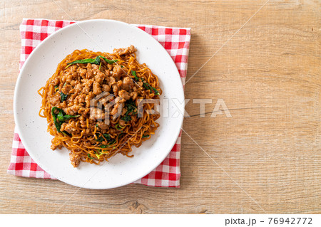stir-fried instant noodles with Thai basil and minced pork stir-fried instant noodles with Thai basil and minced pork 76942772