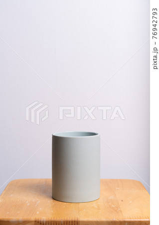 clay flower pot 76942793