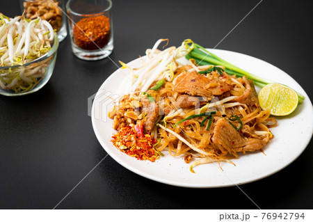 stir-fried rice noodles with pork 76942794