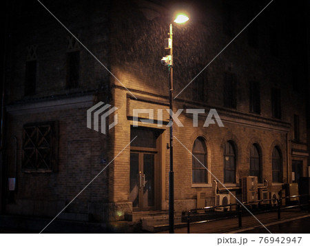 雨の降る神保町のレトロな街角 76942947