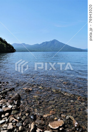 支笏湖畔から風不死岳・樽前山を臨む 76943020