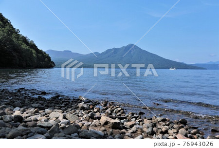 支笏湖畔から風不死岳・樽前山を臨む 支笏湖畔から風不死岳・樽前山を臨む 76943026